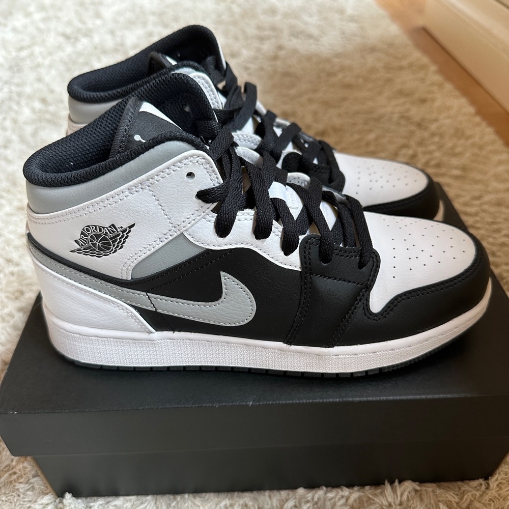 Air Jordan 1 mid- size 7 (5.5Y)